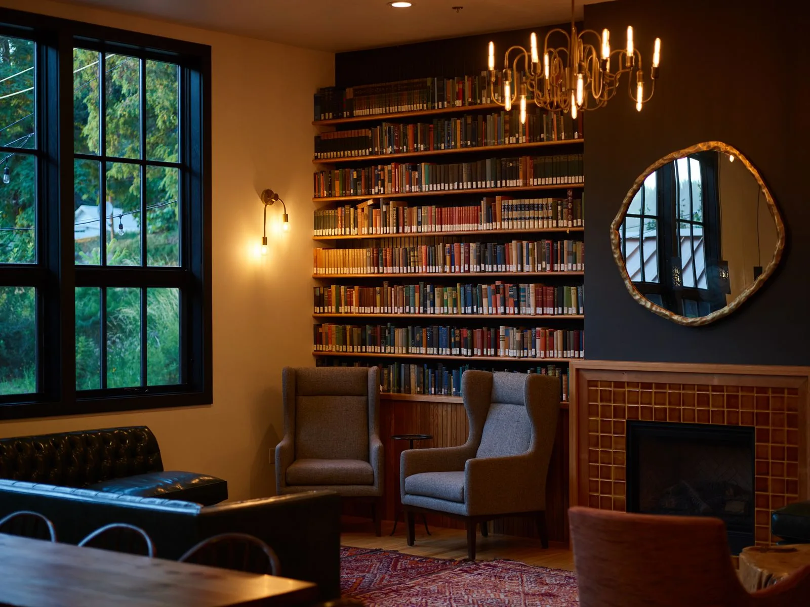 Bibliothèque et salon lecture 2026 : l'ambiance cosy par la broderie