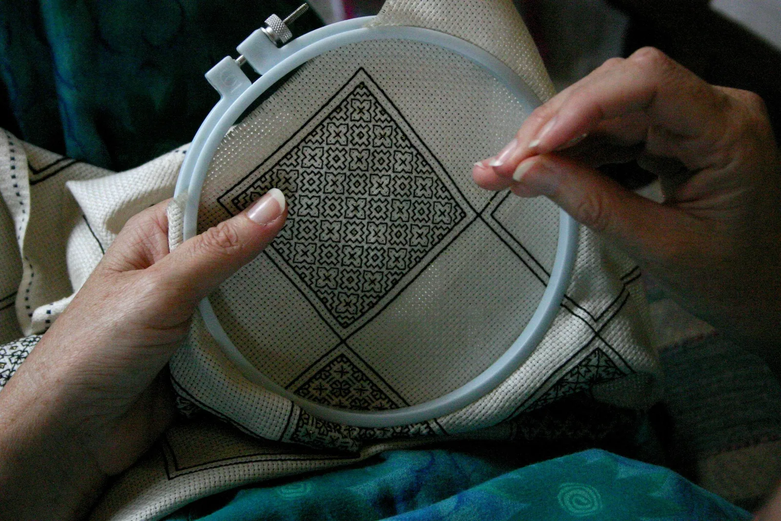 Blackwork 2026 : broderie anglaise monochrome pour débutants