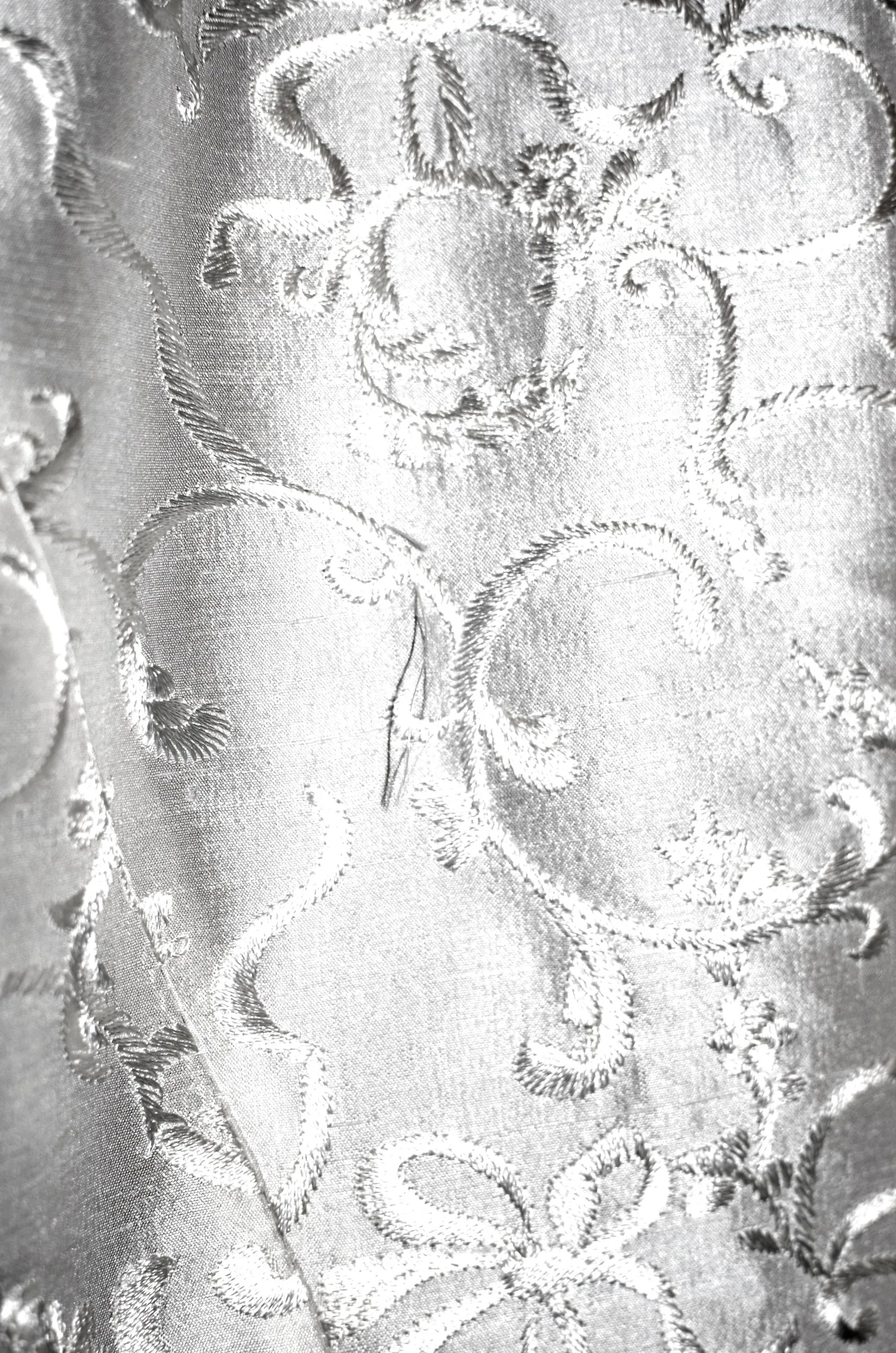 tissu satin de soie naturel surface brillante pour broderie