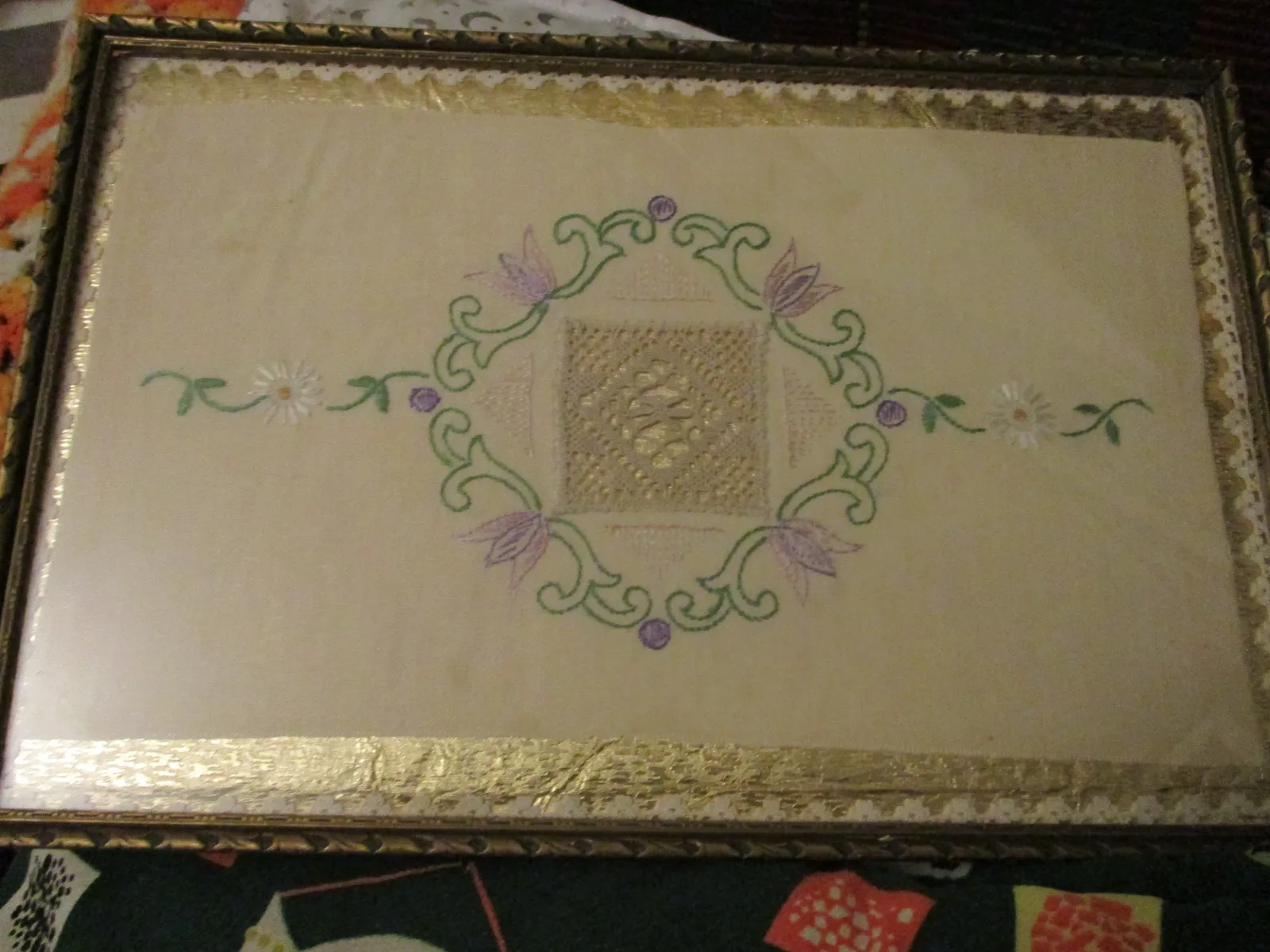 Broderie alsacienne encadrée — pièce ancienne aux motifs floraux et géométriques