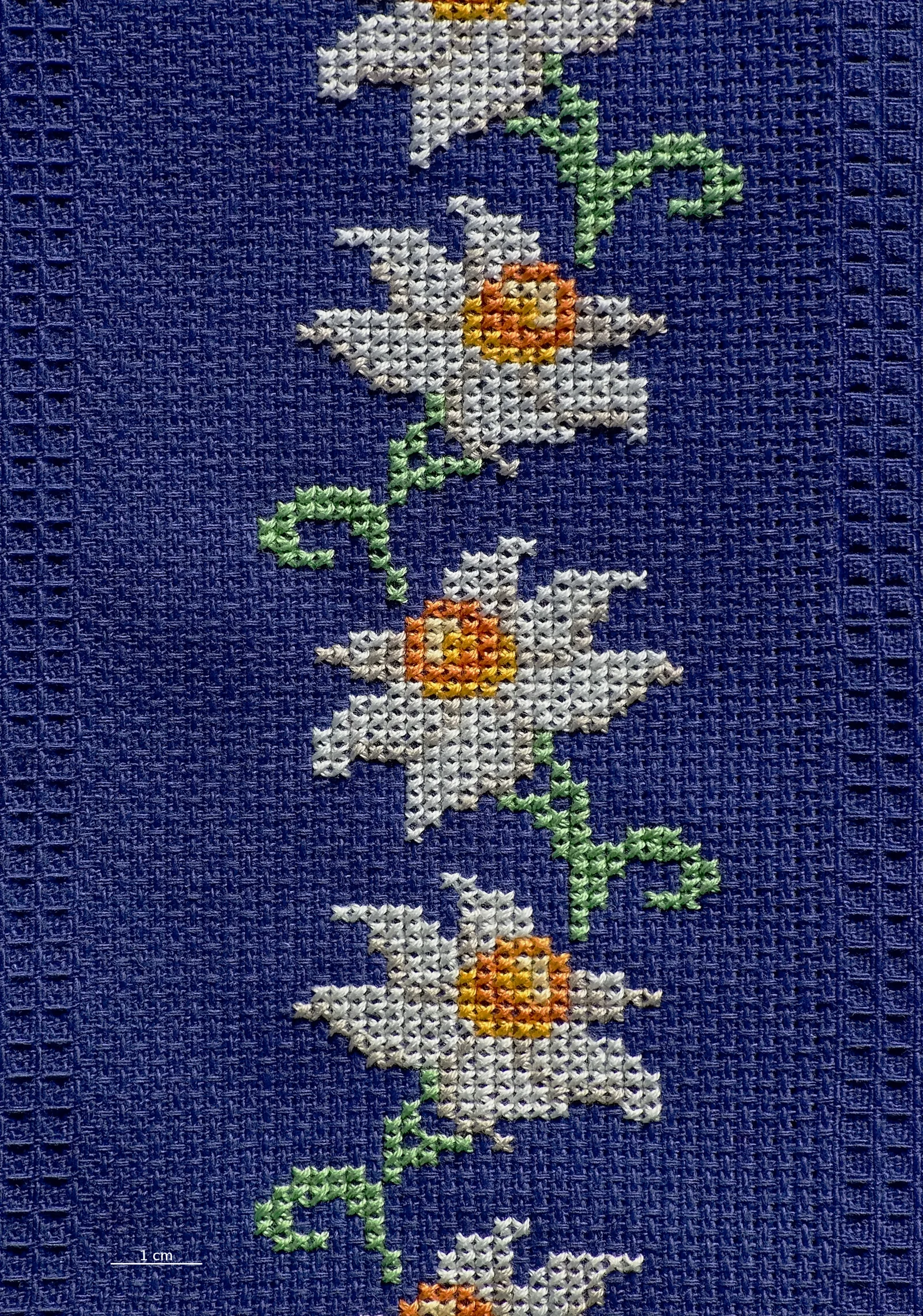Point de croix broderie alsacienne sur tissu bleu — technique et fleurs brodées