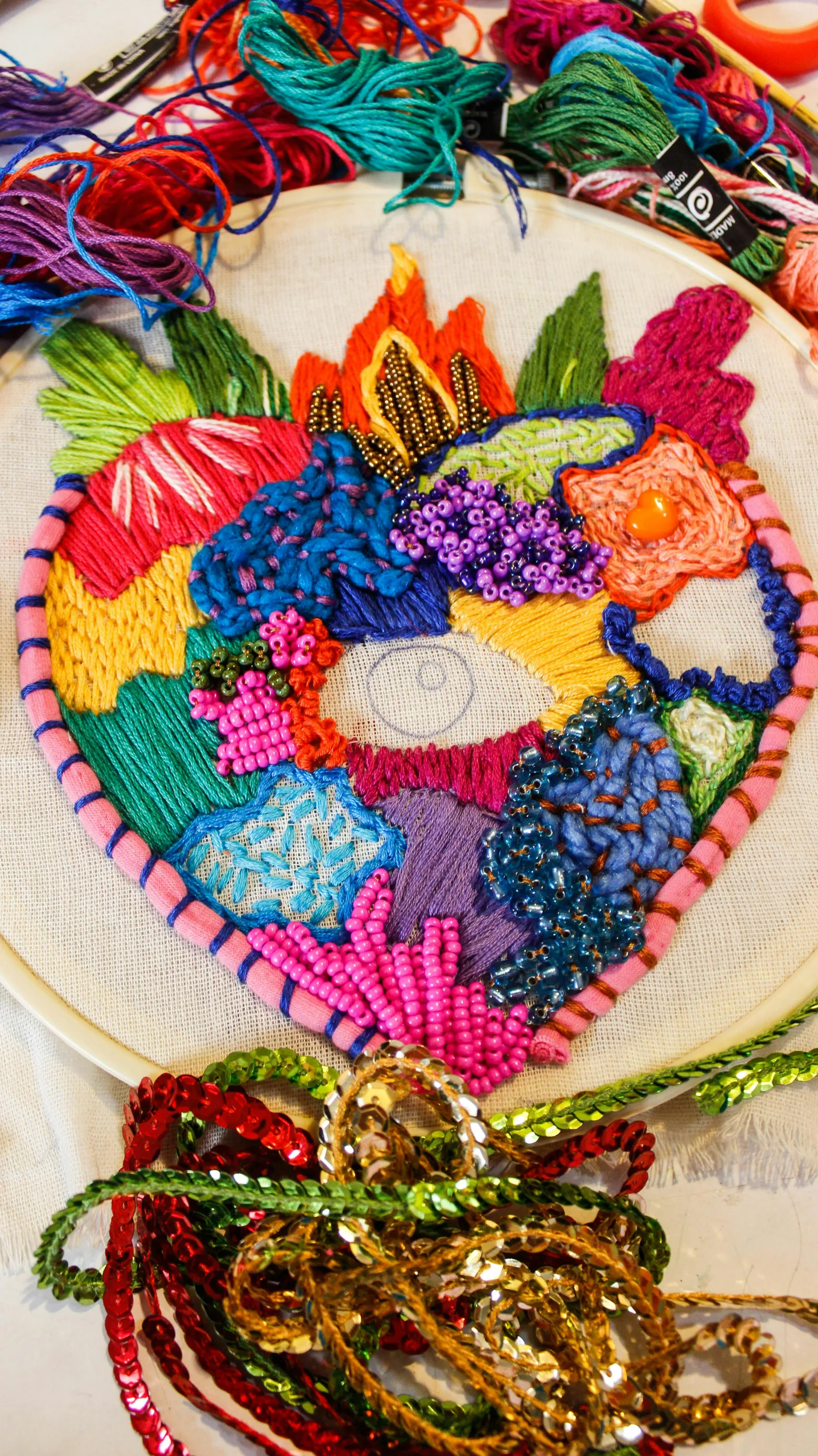 broderie moderne colorée en cerceau avec motifs floraux et fils de laine