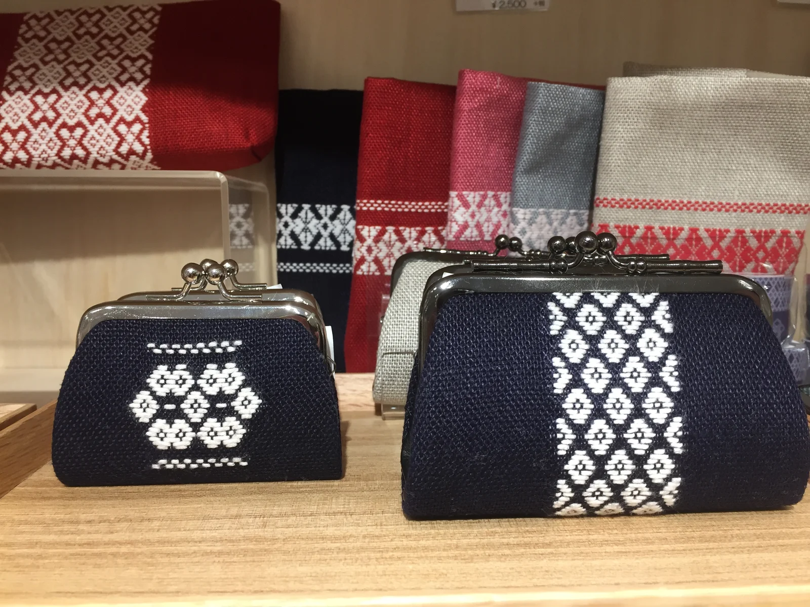 Broderie Kogin-zashi japonaise 2026 : la technique du Tsugaru