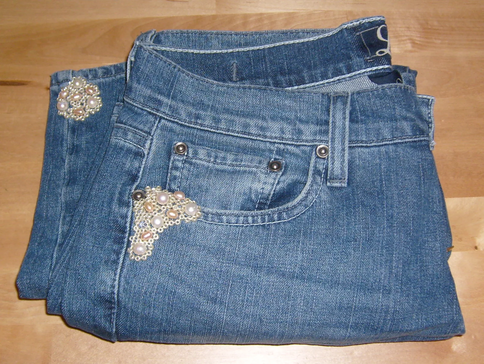 broderie perlée sur denim avec perles de nacre et verre, technique de broderie mixte sur tissu