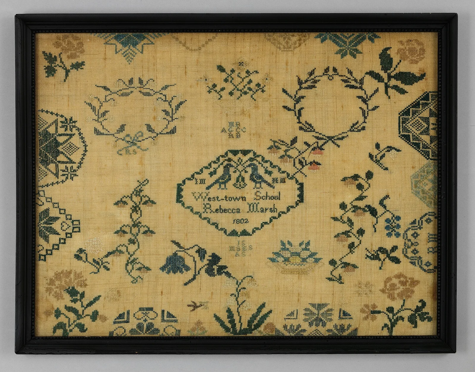 Broderie quaker 2026 : histoire, motifs et samplers monochromes