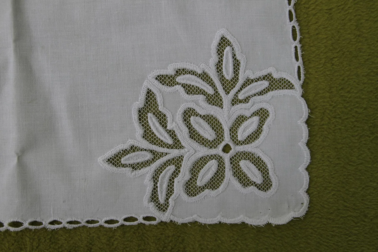 Broderie Richelieu sur lin blanc avec motif floral ajouré et insertion de tulle — technique traditionnelle polonaise