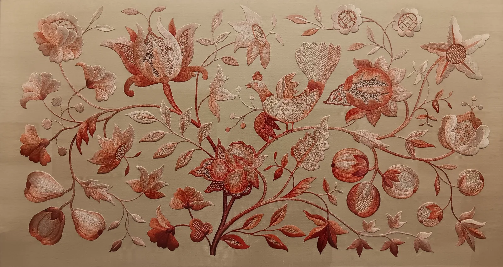Broderie sur soie représentant des fleurs et oiseaux dans des tonalités terracotta et ocre, vers 1900