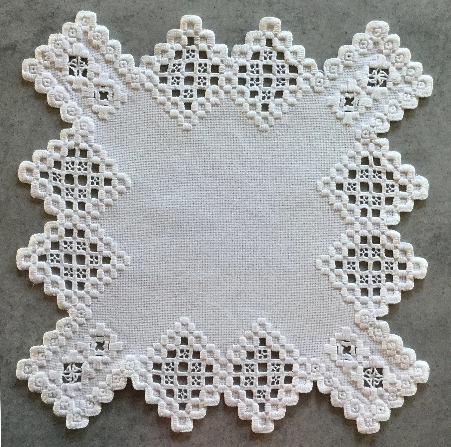 Nappe Hardanger norvégienne avec motifs géométriques blancs brodés — exemple de broderie scandinave traditionnelle