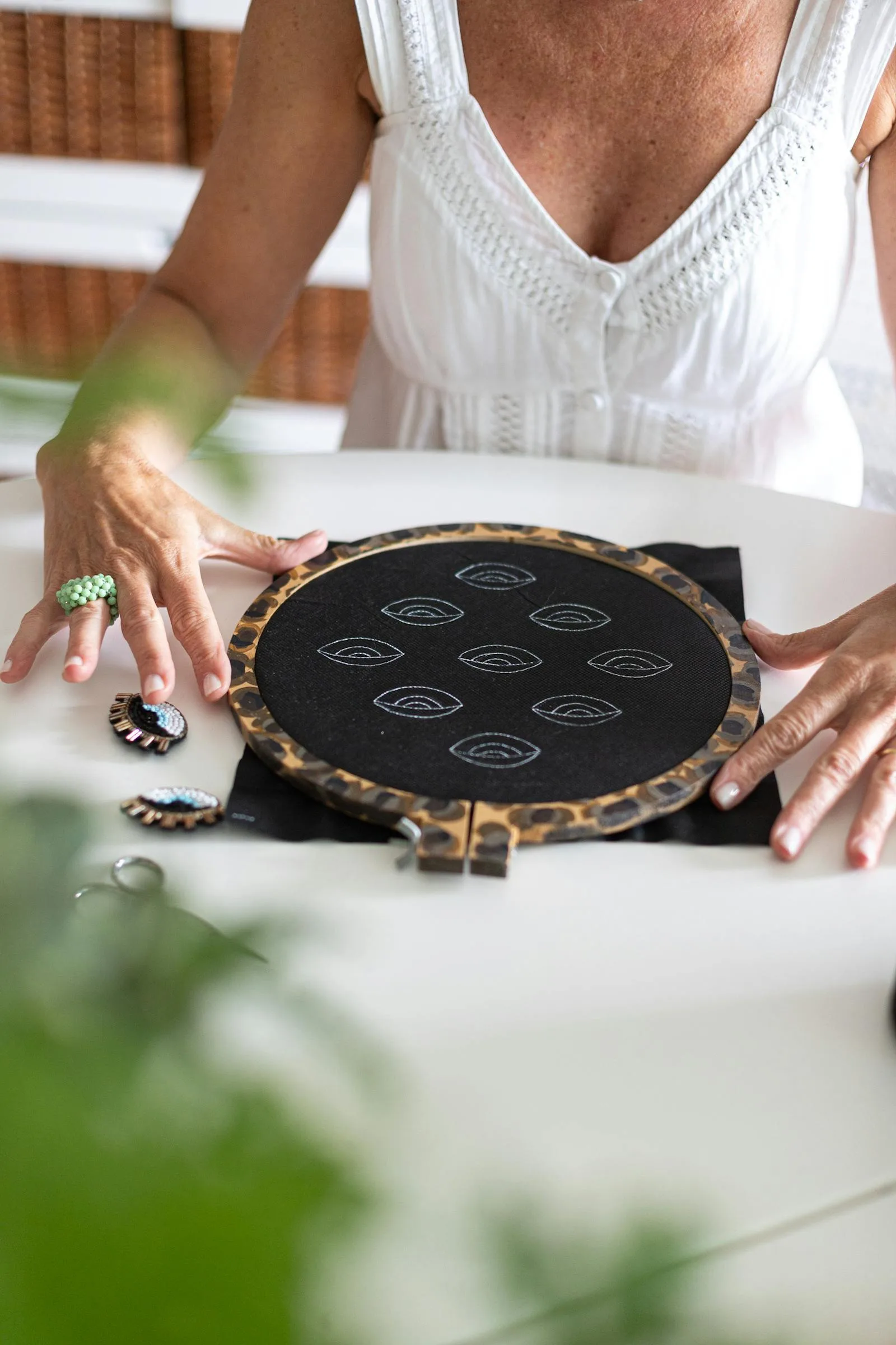 Brodeuse travaillant sur un tambour broderie dans un bureau lumineux et moderne