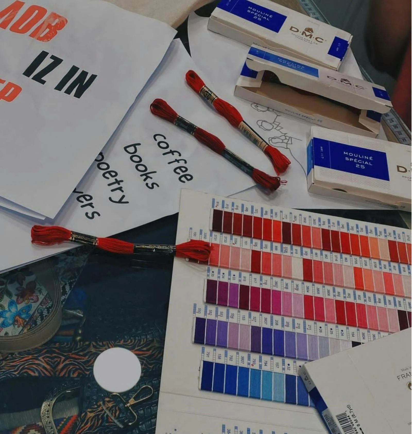 Espace de travail créatif avec fils DMC et matériel de broderie sur un bureau