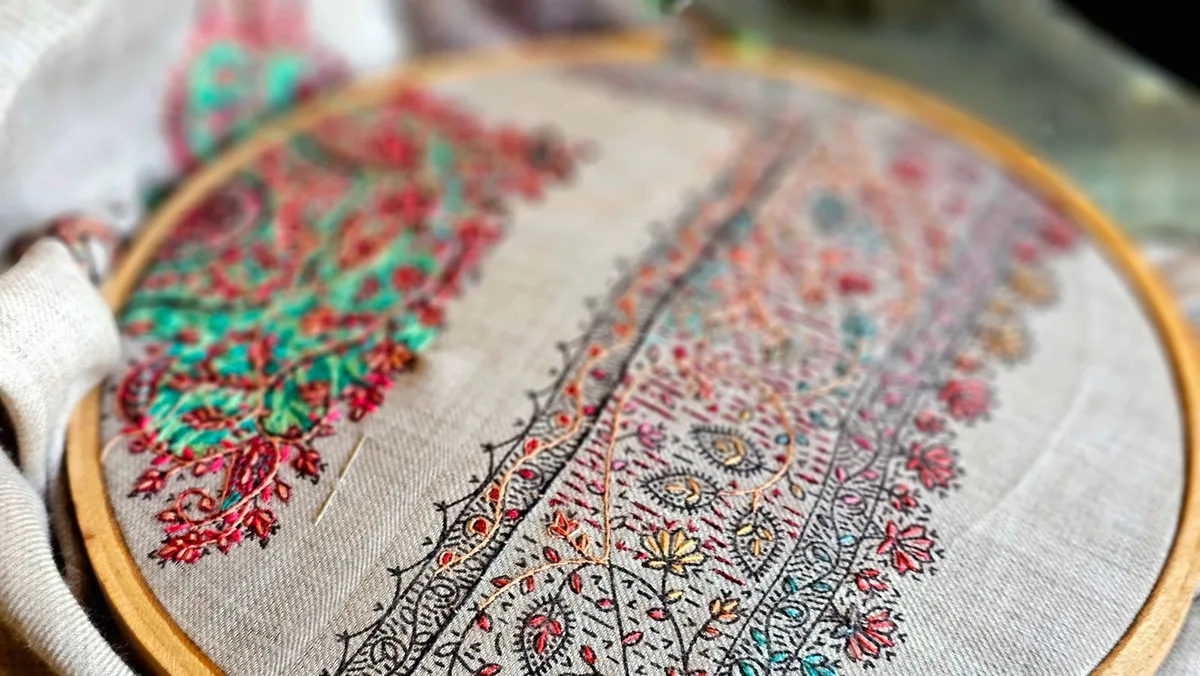 Broderie faite main en cours dans un cerceau — technique et patience pour créer un cadeau personnalisé unique