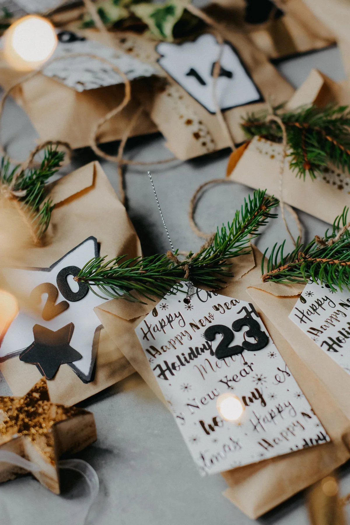 Calendrier de l'Avent brodé présenté en petits sachets numérotés avec des brins de sapin