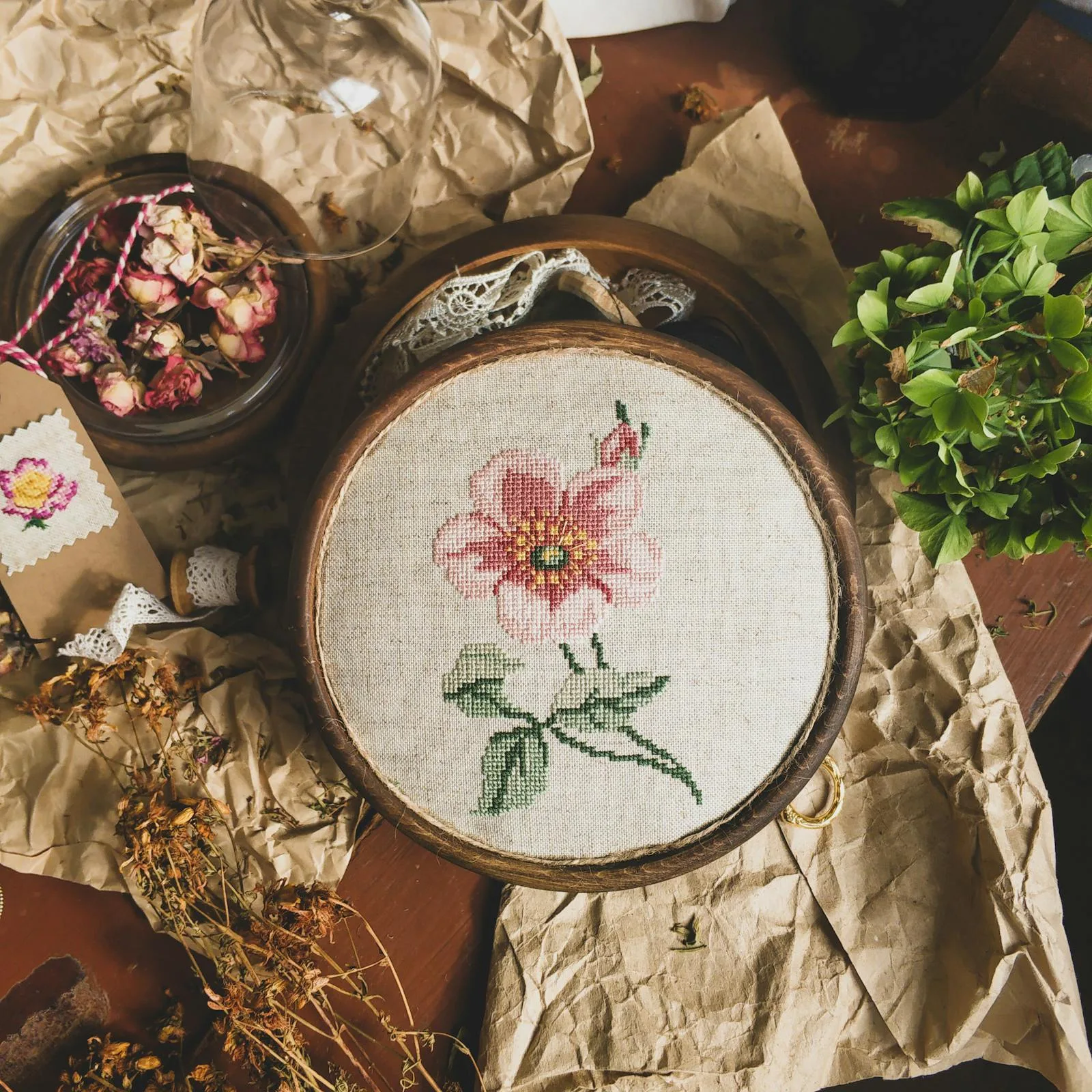 broderie point de croix motif floral sur cerceau — technique pour chemin de table brodé