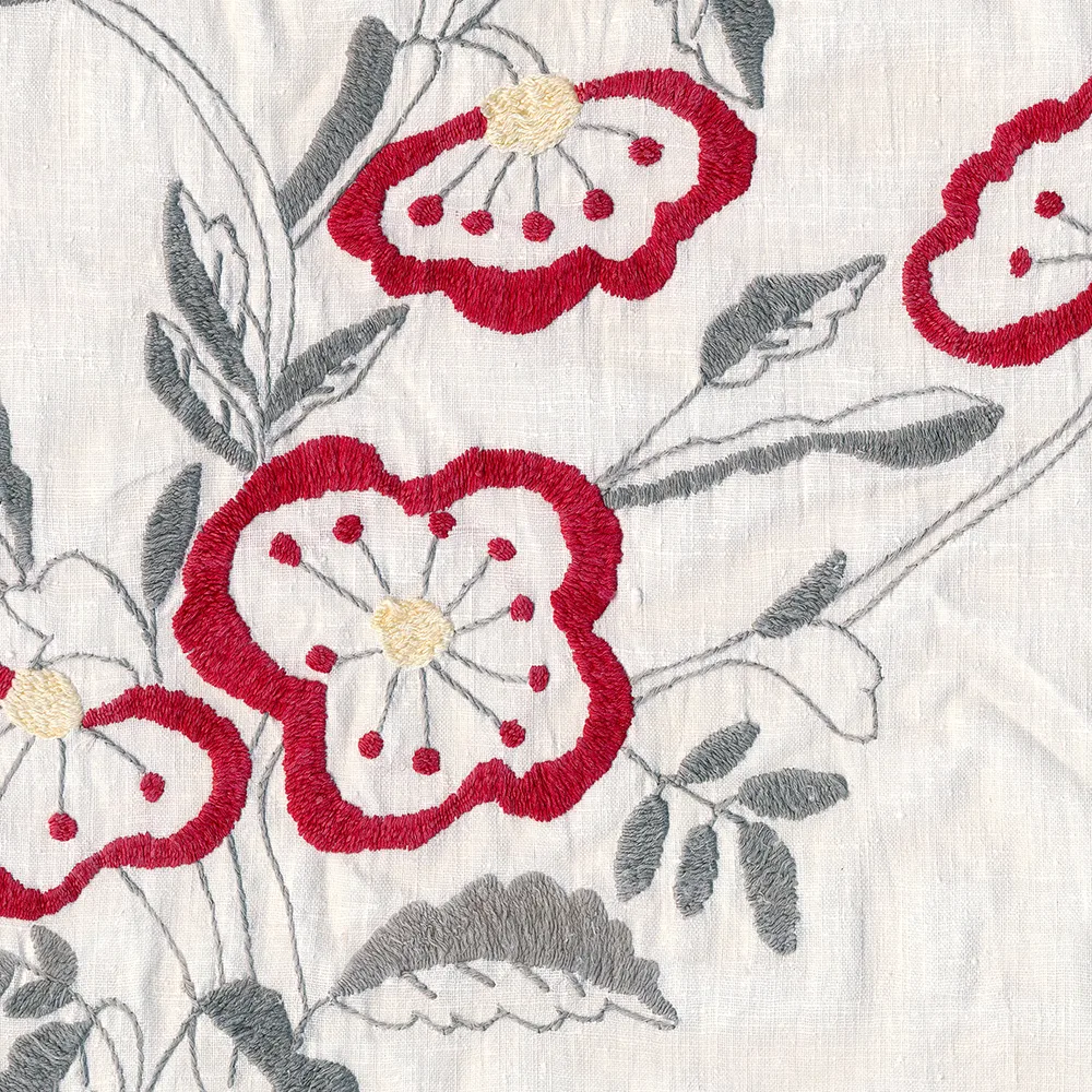 Broderie florale rouge sur lin blanc — textile brodé pour la cuisine