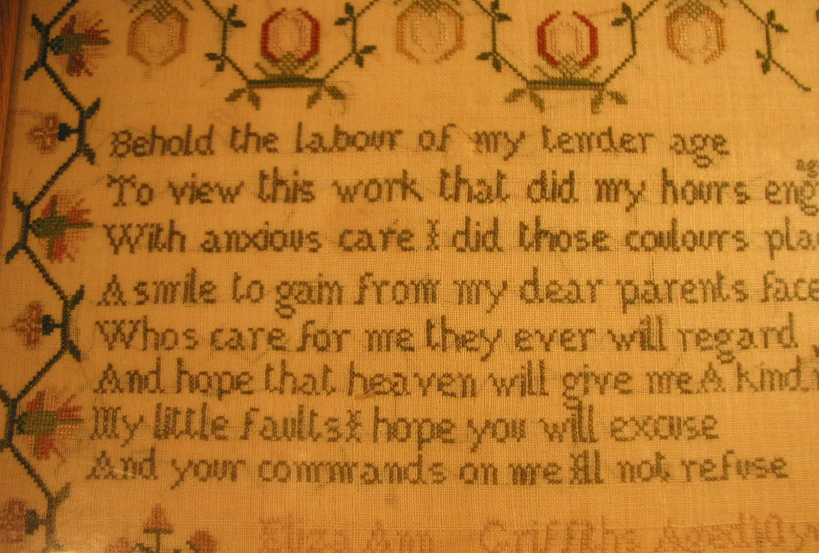 sampler brodé encadré avec poème calligraphié en point de croix sur tissu ancien