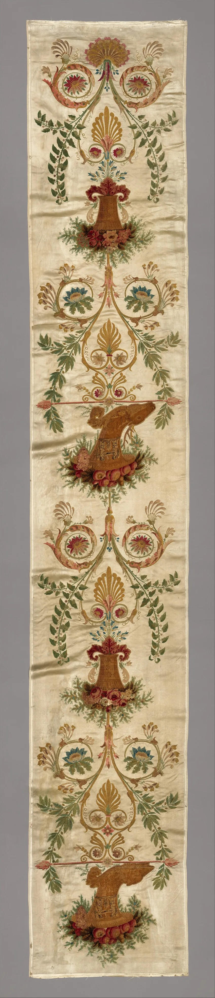 Panneau mural brodé Empire, soie satin avec broderie en chenille et velours peint, France vers 1810