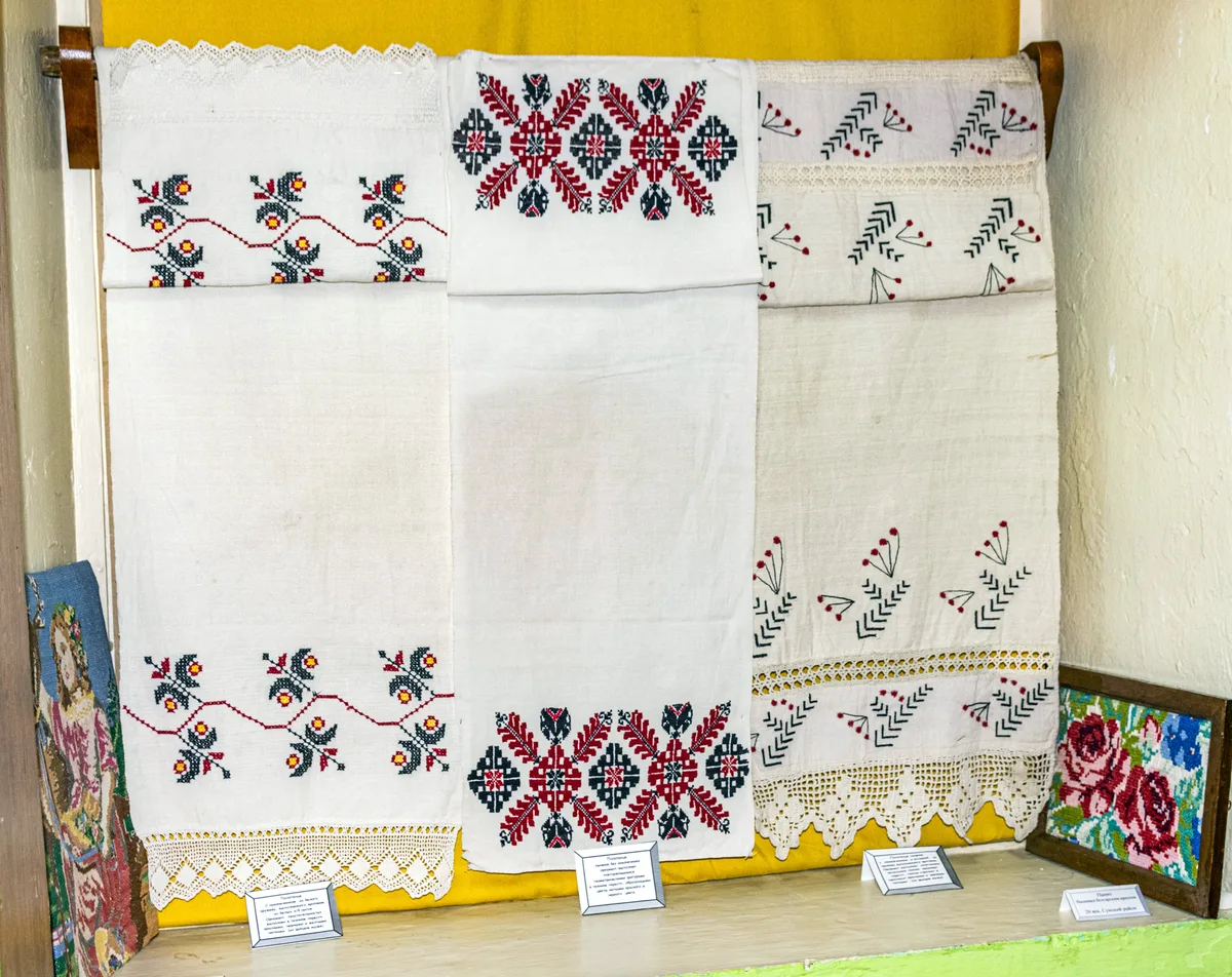 Serviettes brodées en lin blanc avec motifs traditionnels, bien conservées et exposées