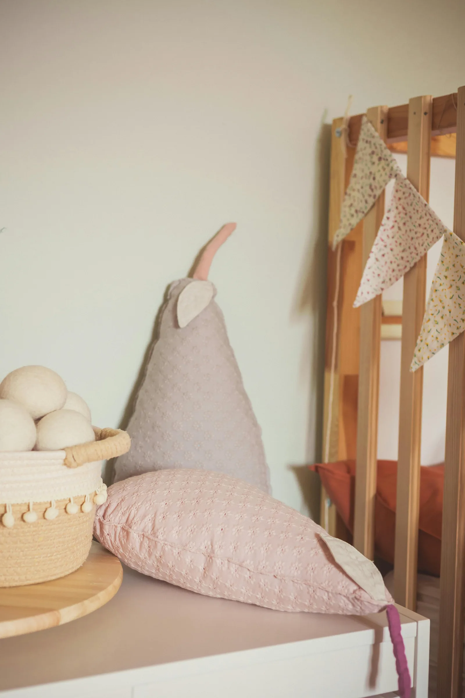 Idée cadeau baby shower brodée 2026 : bavoirs, doudous et couvertures