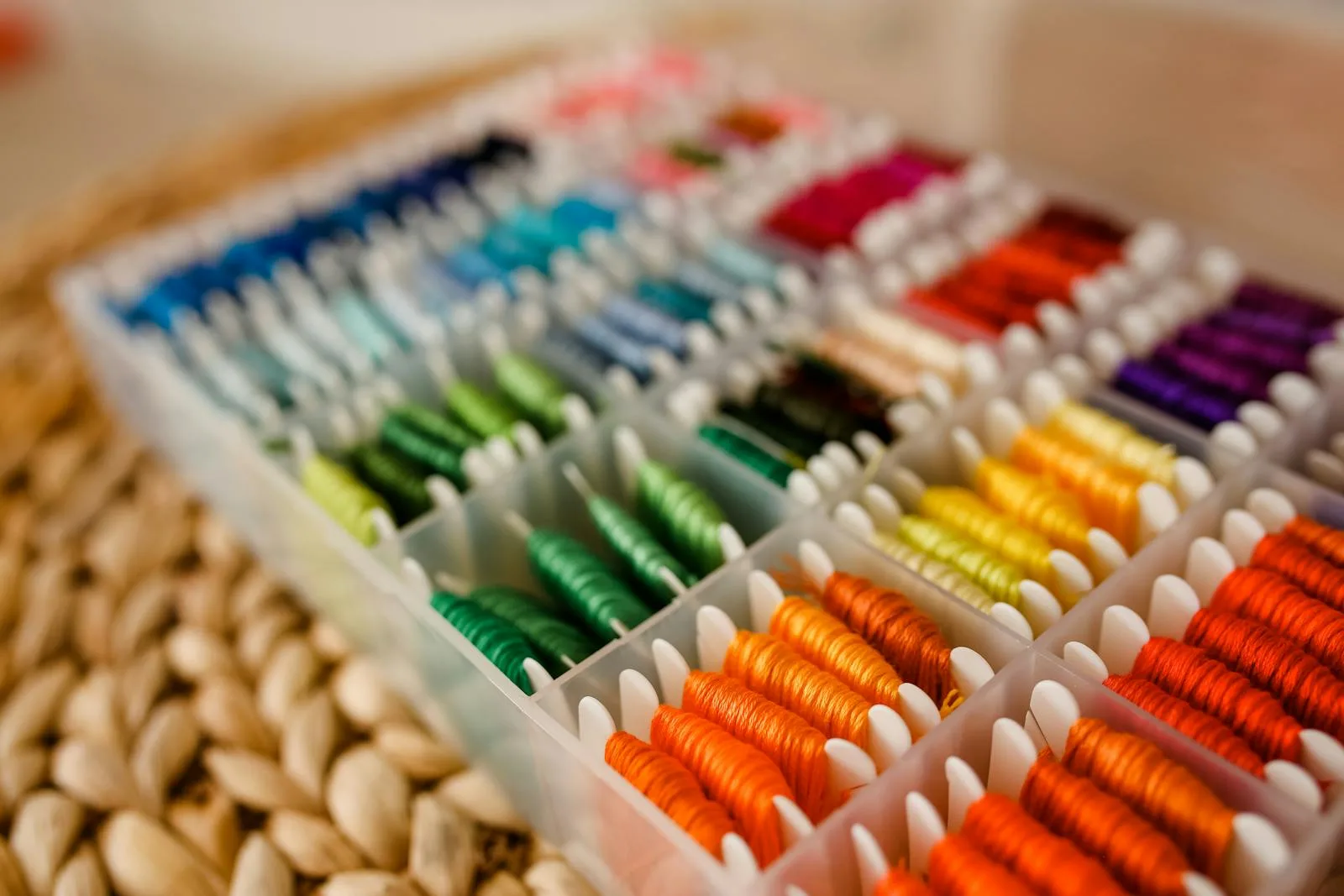 boîte organisatrice de fils DMC colorés pour kit broderie débutant