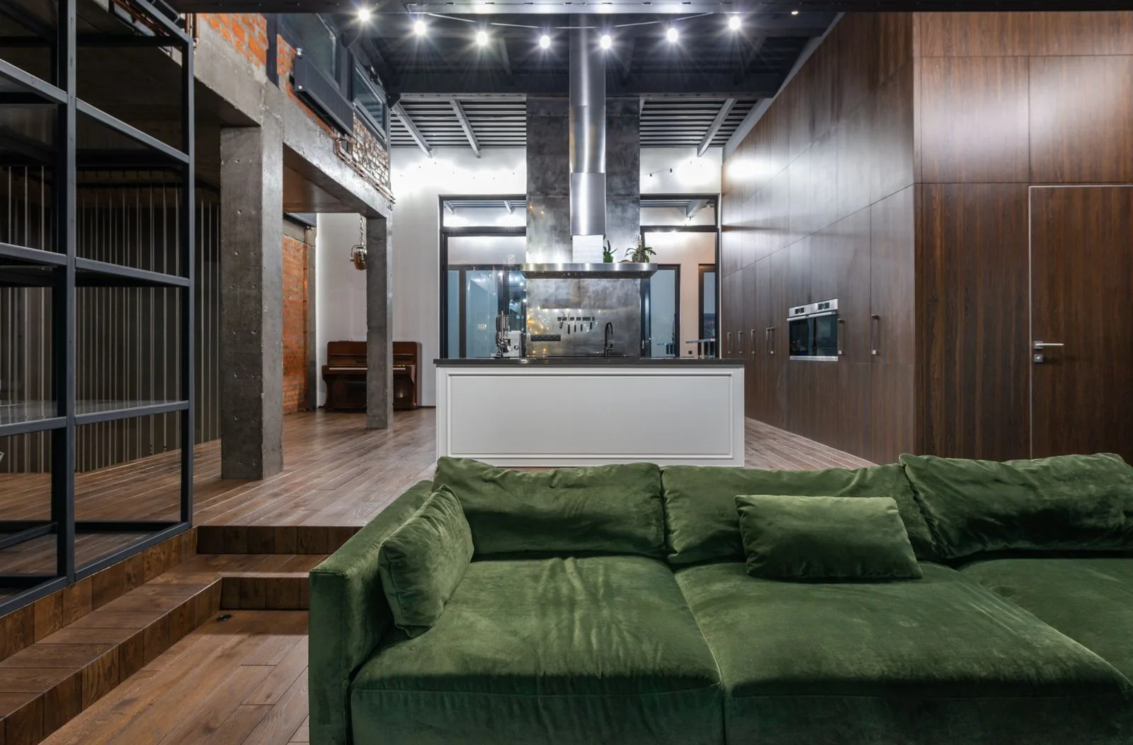 Loft industriel 2026 : adoucir son intérieur avec broderies et textiles