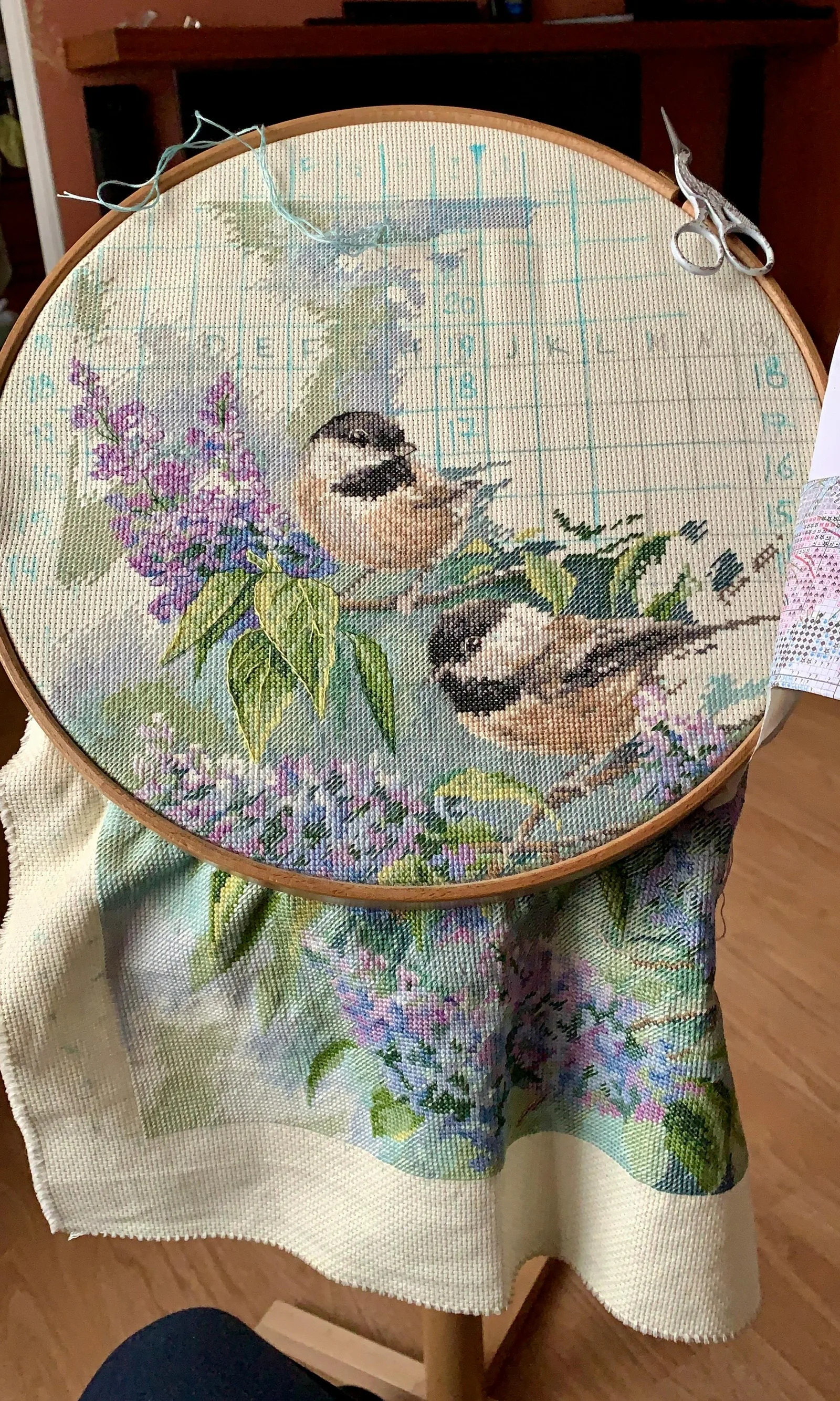 Grande broderie point de croix oiseaux et lilas dans un cerceau — style détaillé contemporain