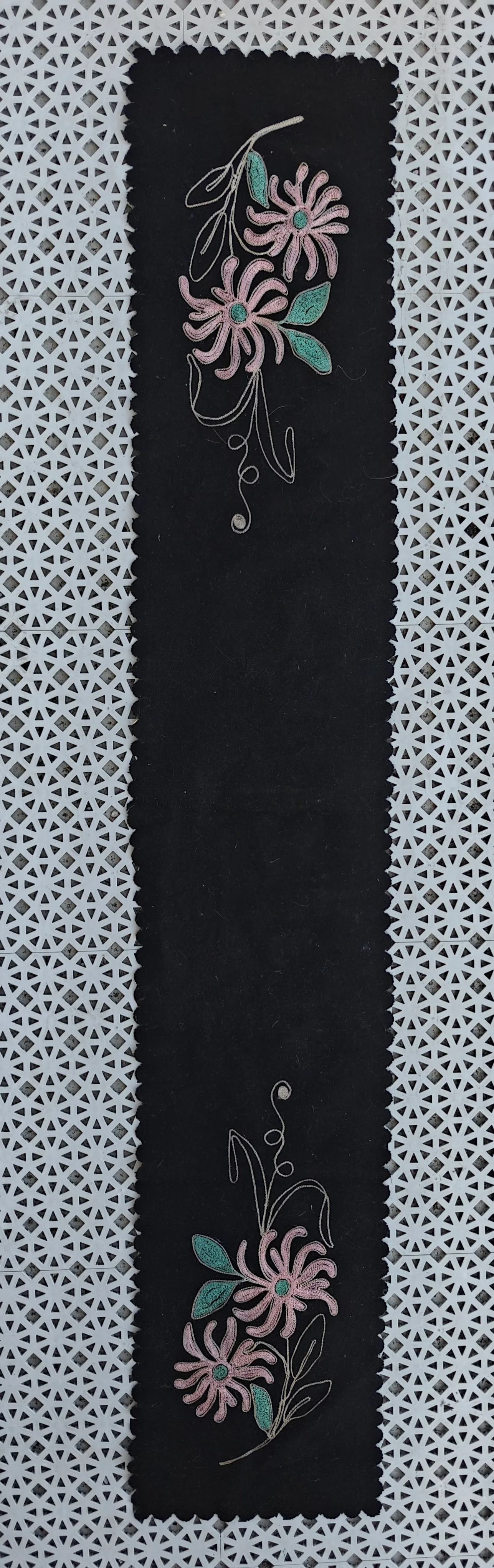 Chemin de table punch needle brodé main avec motifs floraux roses et feuilles vertes sur fond noir