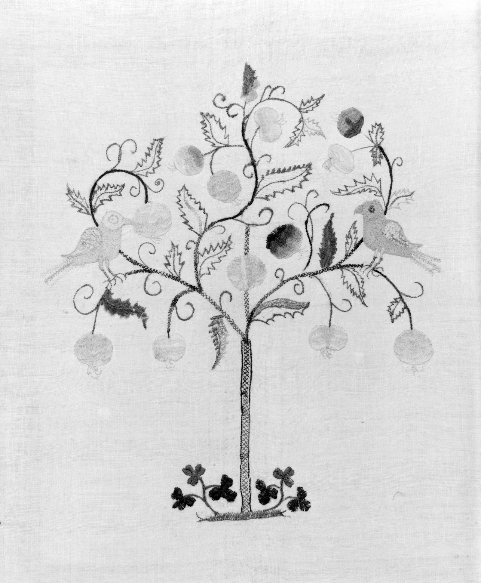 Panneau de rideau brodé historique avec motif d'arbre de vie, oiseaux et fruits — broderie fil polychrome sur lin