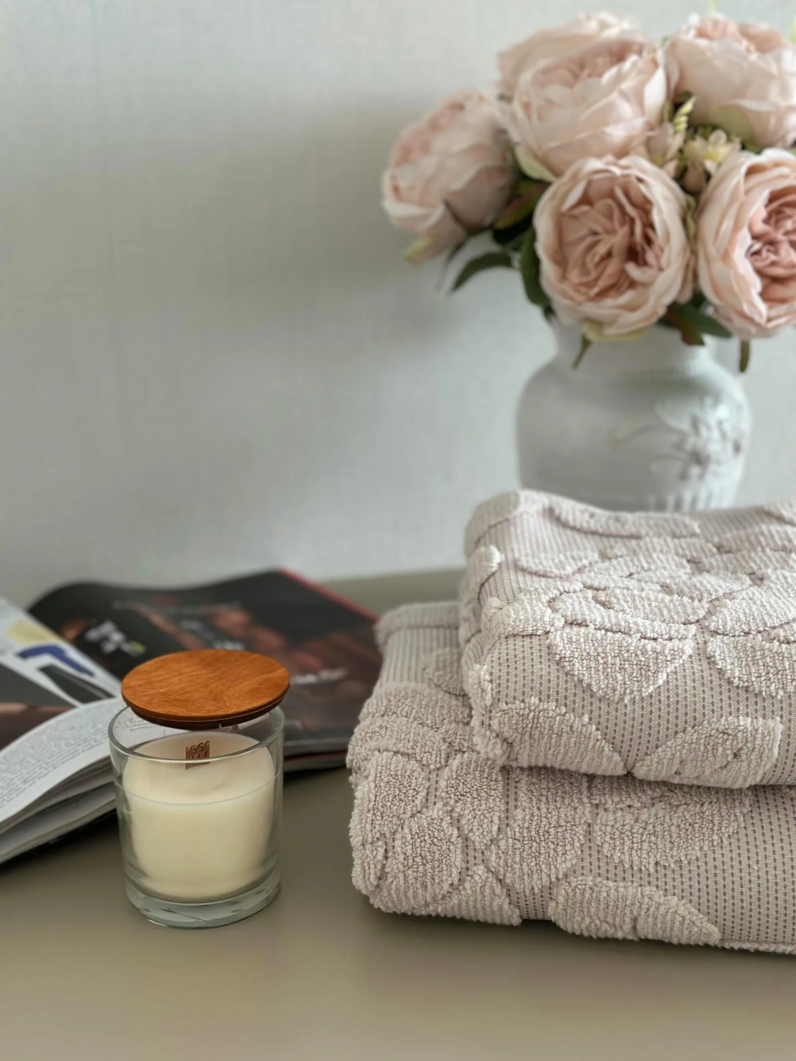 Salle de bain brodée 2026 : serviettes, tapis et linge tendance