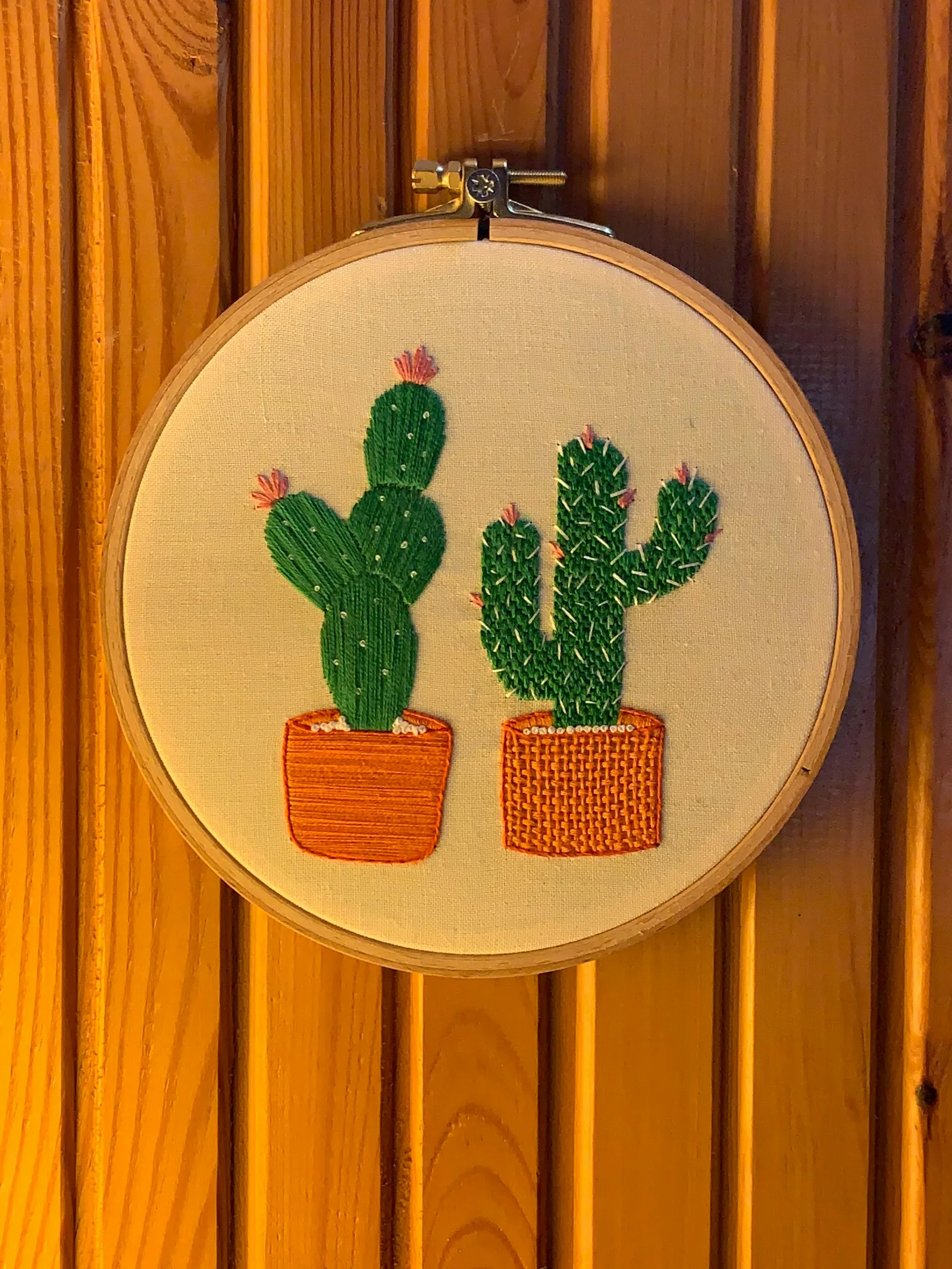 Cerceau brodé avec cactus brodés en couleurs vives sur fond de bois naturel — hoop art DIY décoratif pour salon