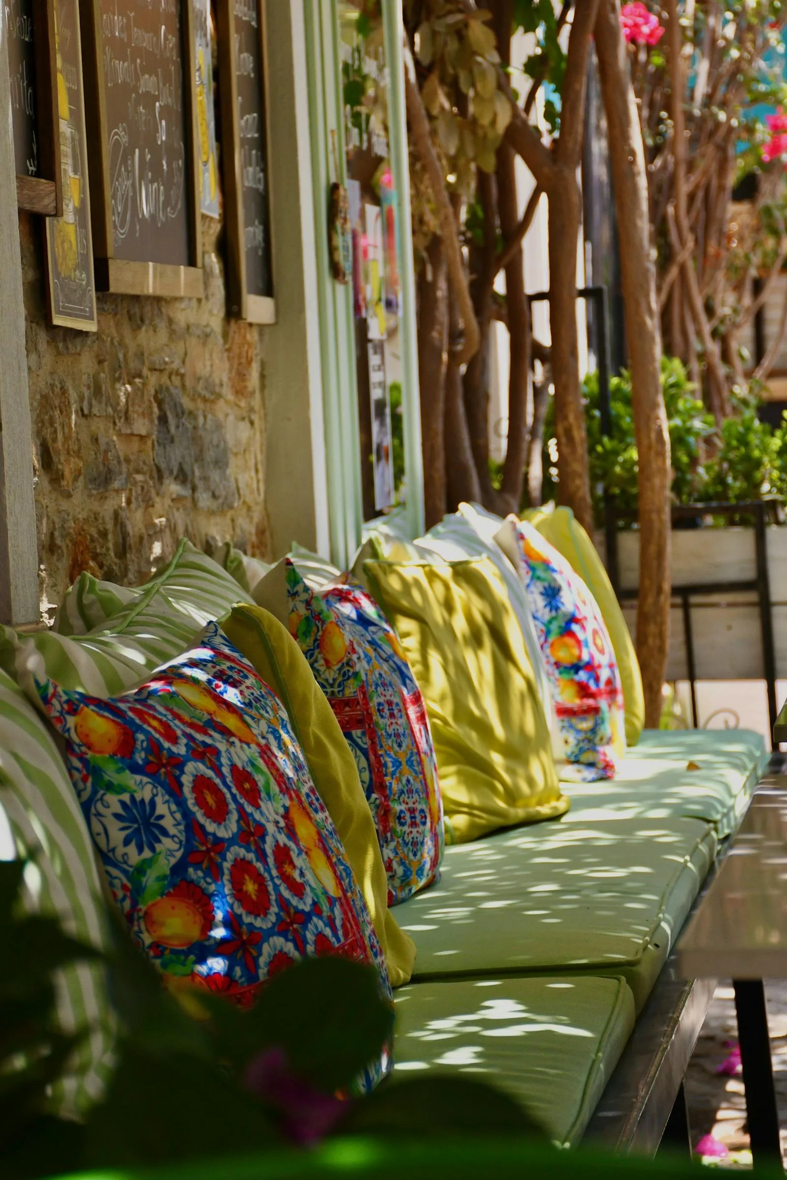 Terrasse et jardin 2026 : coussins brodés et textiles d'extérieur pour l'été
