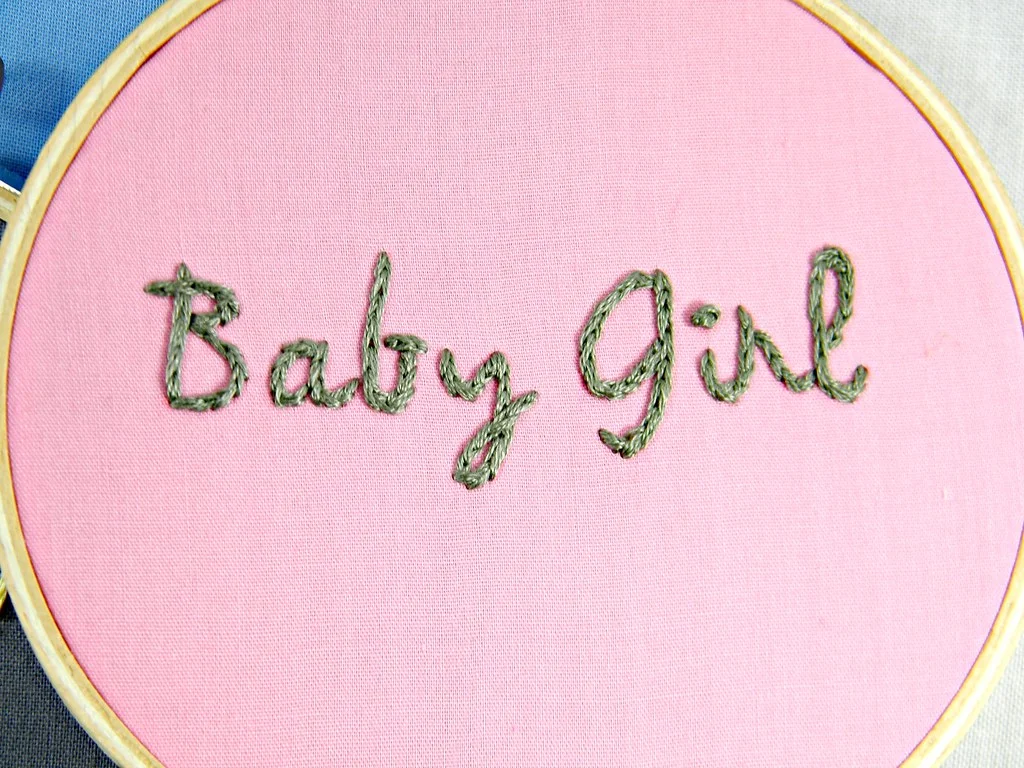 Toile de naissance à broder 2026 : le guide complet pas à pas