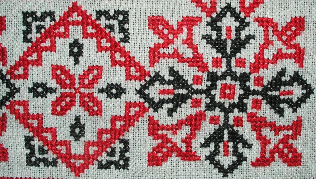 Broderie point de croix rouge et noir sur toile Aida blanche — motif géométrique traditionnel
