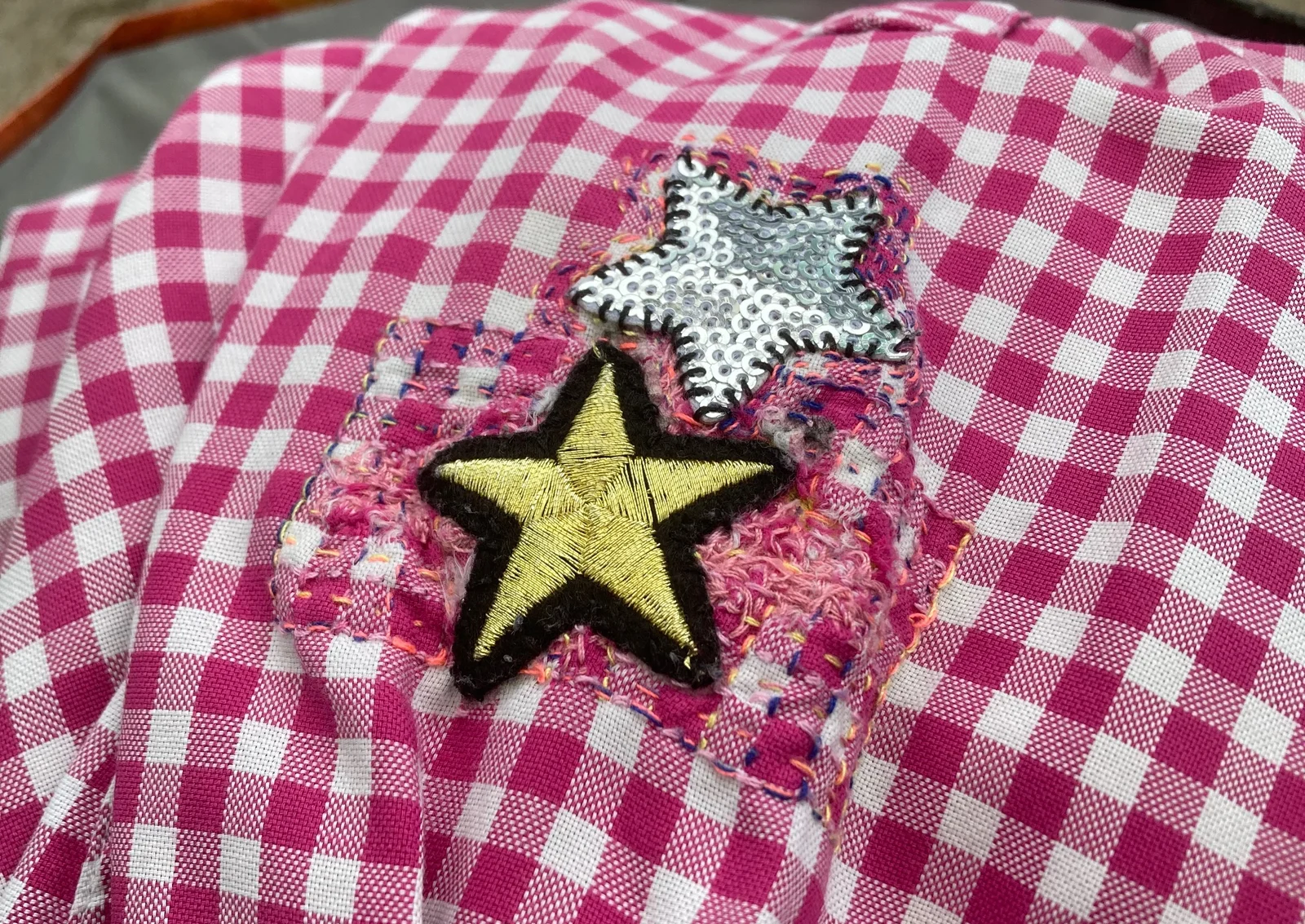 Upcycling broderie 2026 : sublimer ses vêtements de seconde main